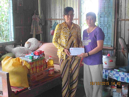Trao tiền từ thiện