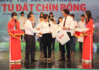 “Tiếp sức đến trường” cho 225 tân sinh viên 12 Tỉnh, Thành
Đồng bằng sông Cửu Long