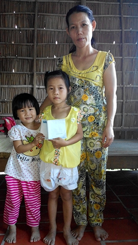Trao tiền từ thiện