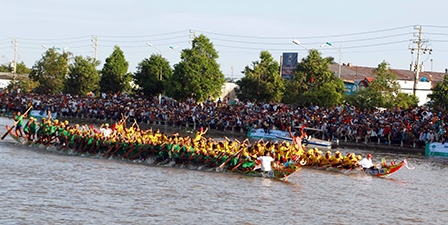 Ghe Càng Long  (Trà Vinh) vô địch nam 
và ghe Karon (Hậu Giang) vô địch nữ