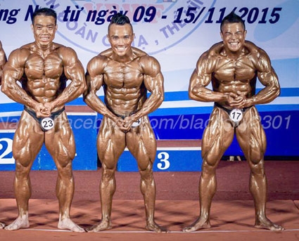 Bên ngoài sàn đấu...
