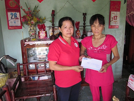 Trao tiền từ thiện
