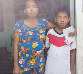 Trao tiền từ thiện