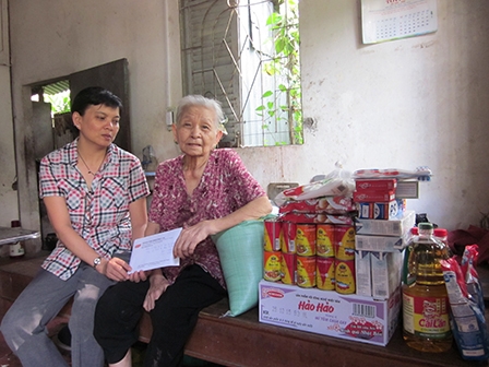 Trao tiền từ thiện