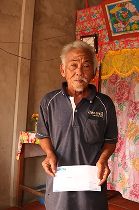 Trao tiền từ thiện