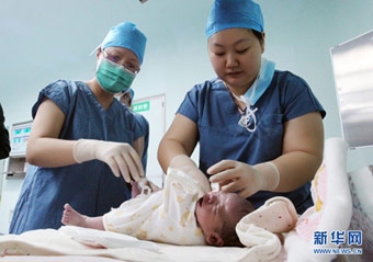 Sinh con từ phôi thai
đông lạnh sau 12 năm