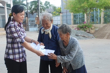 TRAO TIỀN TỪ THIỆN