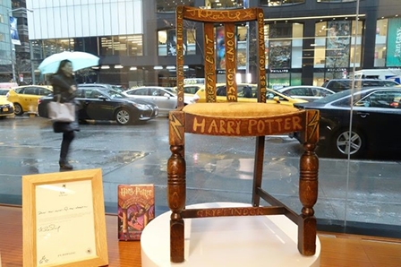 Ghế của tác giả J.K. Rowling lại được đấu giá