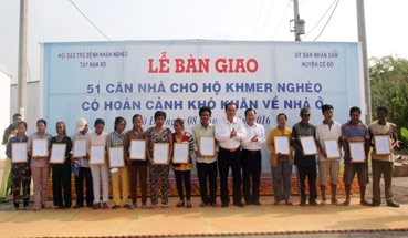 Bàn giao 51 căn nhà Đại đoàn kết cho các hộ dân tộc Khmer nghèo ở huyện Cờ Đỏ