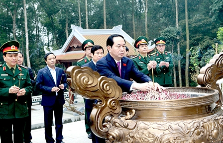 Chủ tịch nước Trần Đại Quang dâng hương tưởng niệm Chủ tịch Hồ Chí Minh