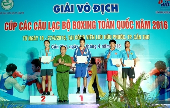 Không thi đấu vẫn đoạt HCV