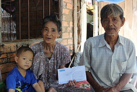 Trao tiền từ thiện