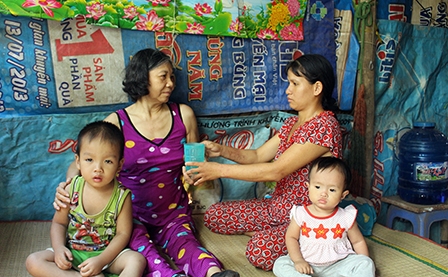 Cứu giúp gia đình khốn khó