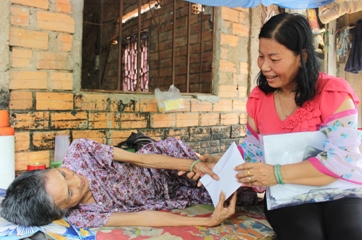 Trao tiền từ thiện