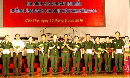 GIAO LƯU, BIỂU DƯƠNG GIA ĐÌNH QUÂN NHÂN TIÊU BIỂU KHU VỰC PHÍA NAM