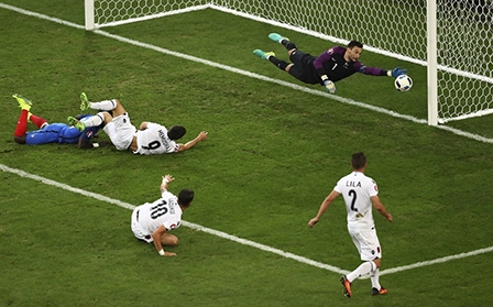 Pháp  Albania: 2-0 

“Gà trống Gaulois” kịp gáy lúc hừng đông