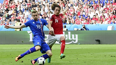 Iceland - Áo: 2 - 1 
Iceland tiễn Áo về nước
