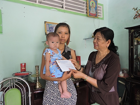 Trao tiền từ thiện