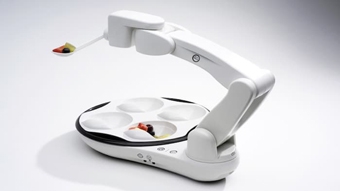 Cánh tay robot hỗ trợ người tàn tật ăn uống