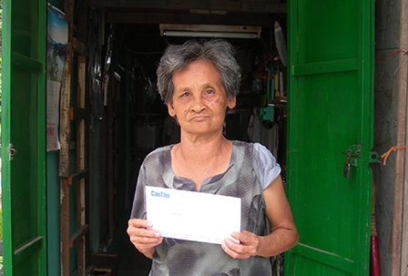 Trao tiền từ thiện