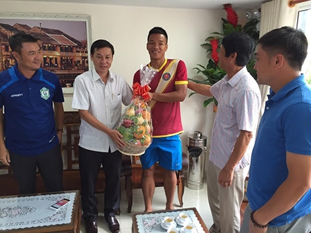 Lãnh đạo đội XSKT Cần Thơ thăm cầu thủ Duy Long