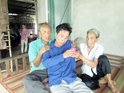 Cha mẹ già nuôi con bệnh ngặt nghèo