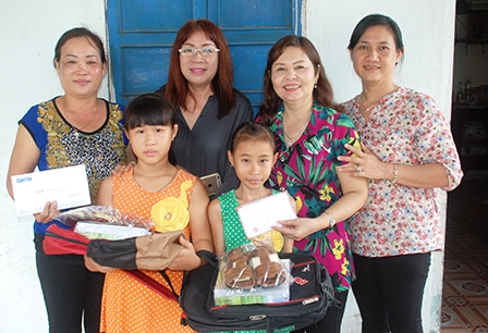 Trao tiền từ thiện
