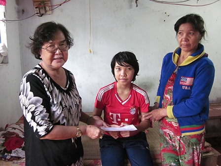 Trao tiền từ thiện
