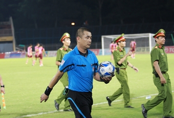 Từ việc thuê trọng tài ngoại