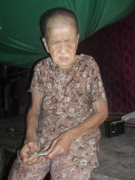 Trao tiền từ thiện