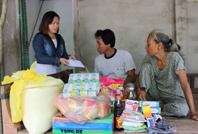 Trao tiền từ thiện