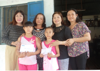 Trao tiền từ thiện