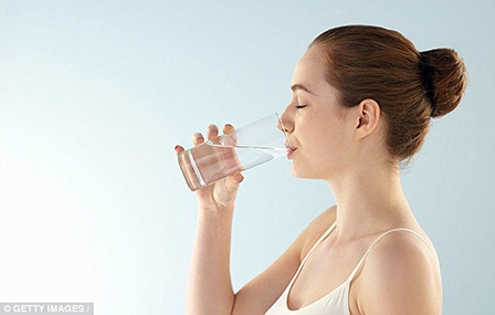 Uống nước khi không khát  

hại nhiều hơn lợi