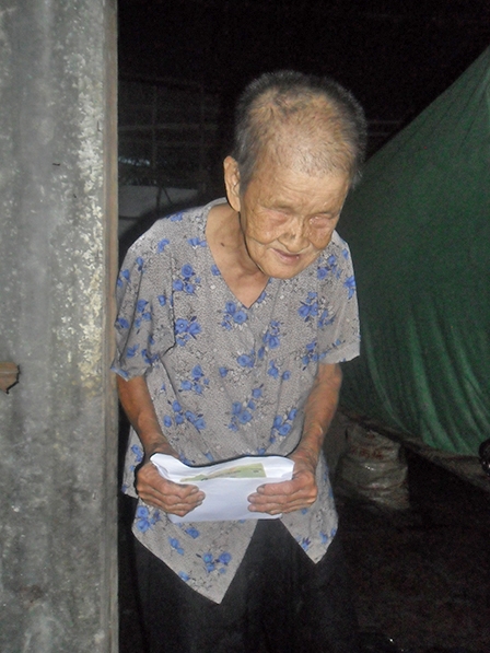 Trao tiền từ thiện
