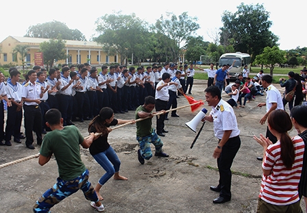 Cán bộ, sinh viên Trường Đại học Cần Thơ
giao lưu với lực lượng hải quân, cảnh sát biển