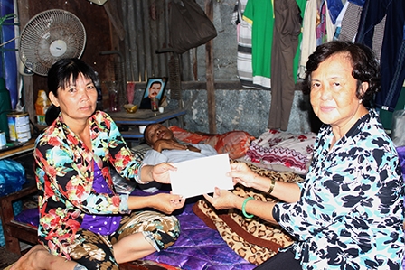 Trao tiền từ thiện