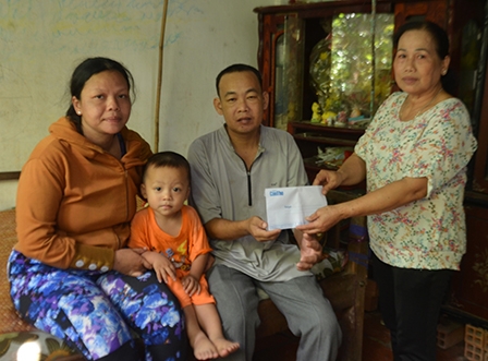 Trao tiền từ thiện