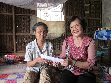 Trao tiền từ thiện