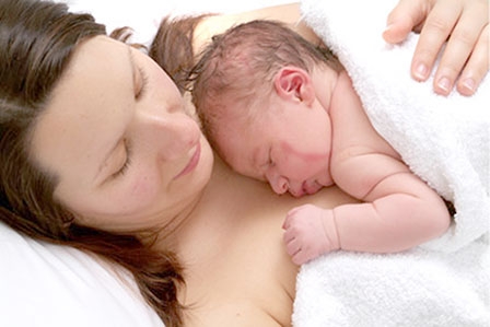 Phương pháp "da kề da" có lợi cho trẻ đến khi trưởng thành