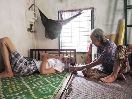 Hai mẹ con cần giúp đỡ