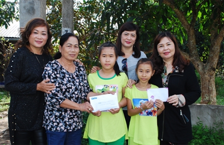 Trao tiền từ thiện