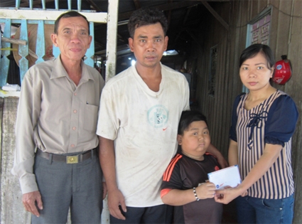 Trao tiền từ thiện