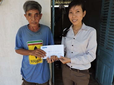 Trao tiền từ thiện
