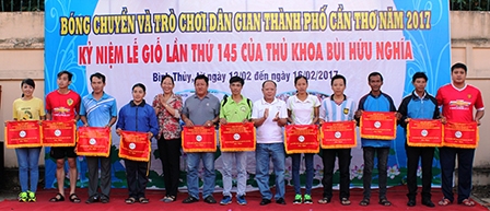 Hơn 300 VĐV dự Giải bóng chuyền
và các trò chơi dân gian TP Cần Thơ năm 2017