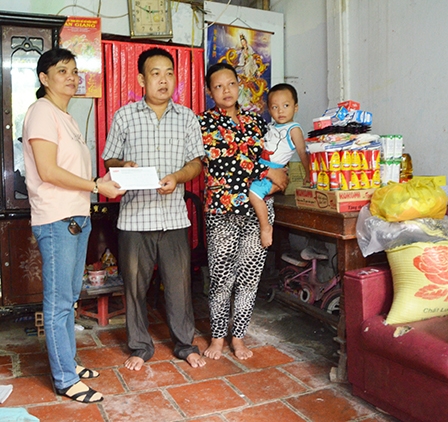 Trao tiền từ thiện