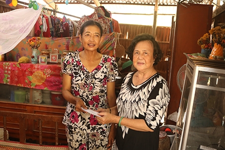 Trao tiền từ thiện