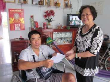 Trao tiền từ thiện