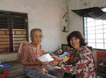 Trao tiền từ thiện