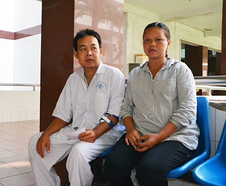 Trao tiền từ thiện