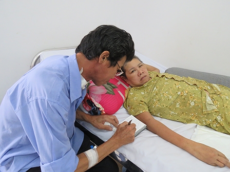 Trao tiền từ thiện